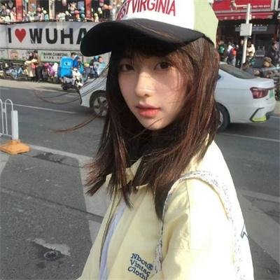照片中的女孩